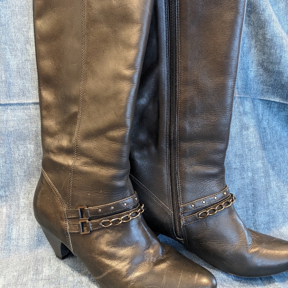 Black zippered fashion boots, size 6